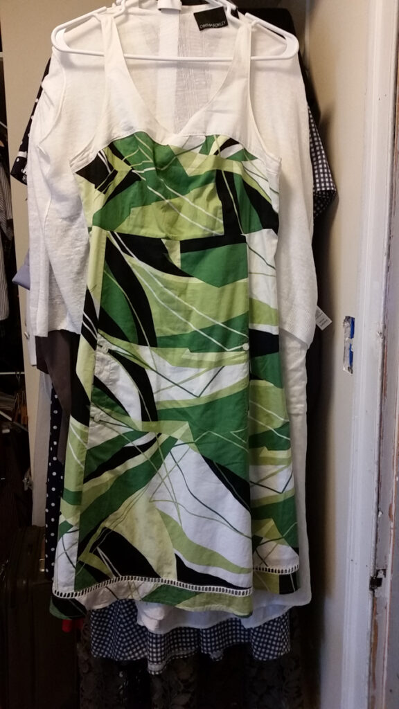 Very fine cotton summer dress, green print, button-down, with pockets