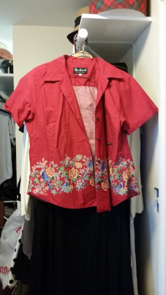 Red cotton Okinawan blouse with beautiful painting